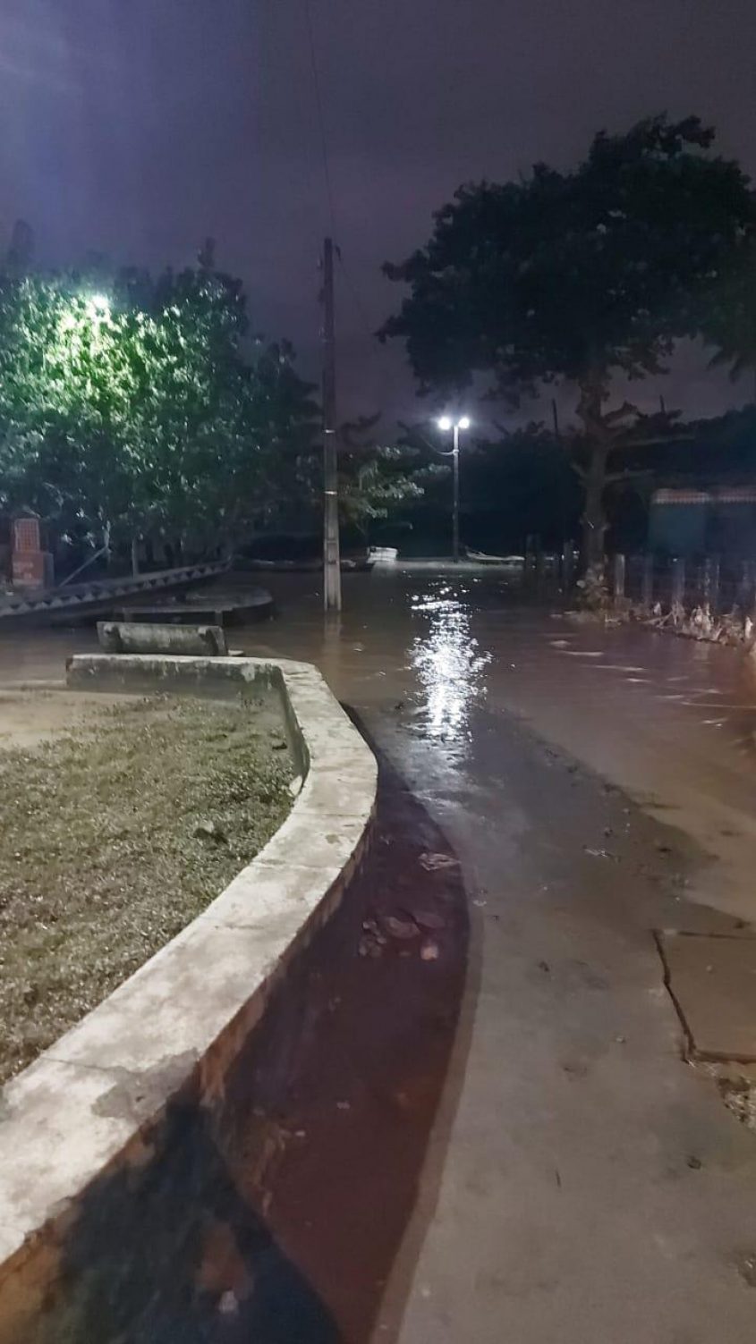 Sima suspendeu iluminação de praças inundadas para evitar risco de choques. Foto: Equipe Sima