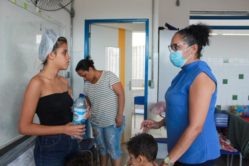 Psicóloga Rosa Tibéria tem ajudado aos desabrigados na Escola Rui Palmeira, no Vergel do Lago. Foto: Julita Bittencourt/Ascom Semed