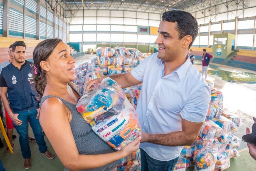 Prefeito JHC participou da entrega de cestas básicas à população abrigada. Foto: Itawi Albuquerque / Secom Maceió
