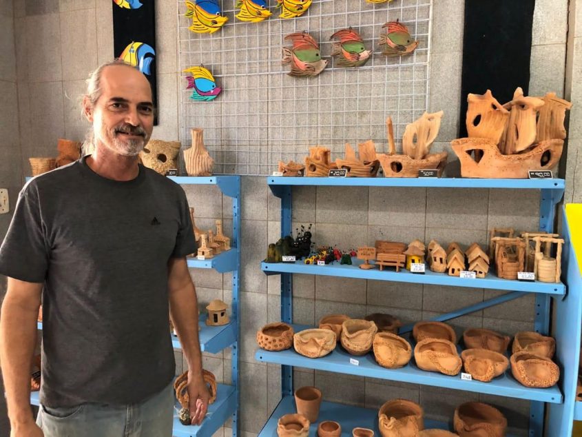 Mano Oliveira, além de produzir as esculturas, também comercializa o próprio produto (Foto: João Ferro/Ascom Semtabes)
