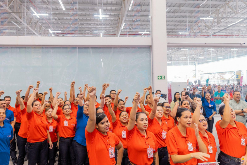 Novos funcionários comemoram início das atividades do Mix Mateus com empregos garantidos. Foto: Itawi Albuquerque / Secom Maceió