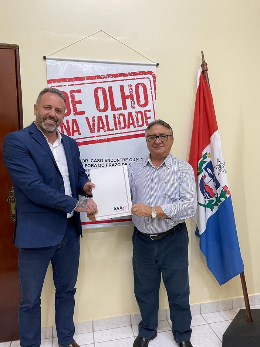 Leandro Almeida, diretor executivo do Procon Maceió, junto ao Presidente da Associação dos Supermercados de Alagoas (ASA), Raimundo Barreto.