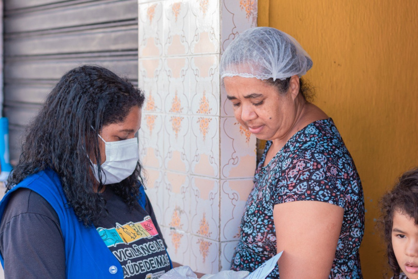 Dona Elisângela recebe orientações dos agentes de endemias. Foto: Victor Vercant/Ascom SMS