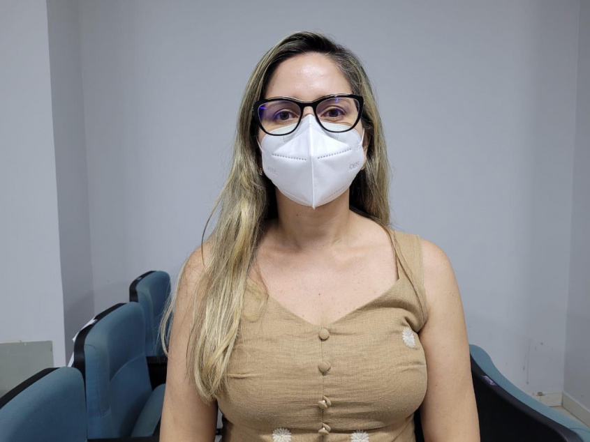 Professora de Enfermagem da Ufal, Verônica Alves, apresenta criação de aplicativo. Foto: Ascom SMS