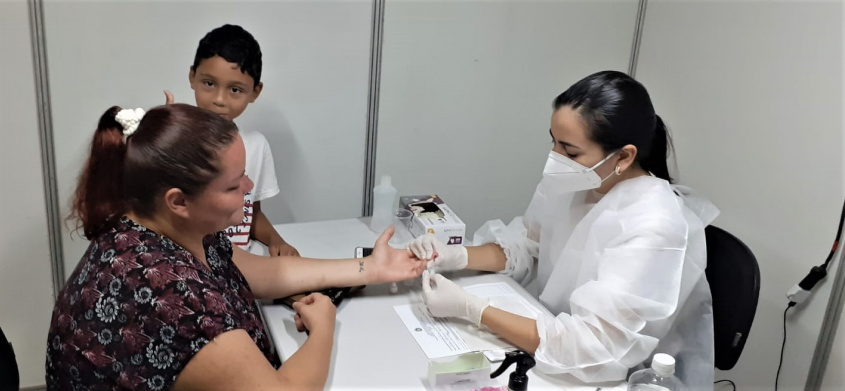 A população contou com testes rápidos para detectar HIV, sífilis e hepatites.  Foto: Gerência de IST/Aids e Hepatites Virais