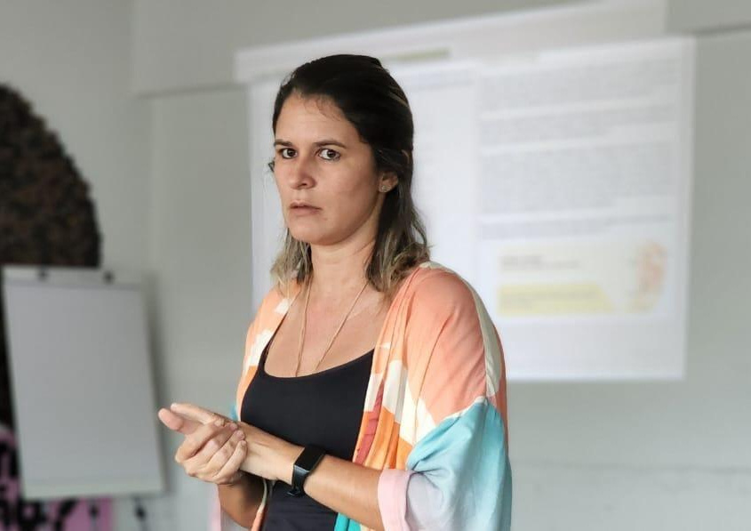 Profissional da Gerência de Promoção e Educação em Saúde, Juliana Maia, conduziu a formação. Foto: Ascom SMS