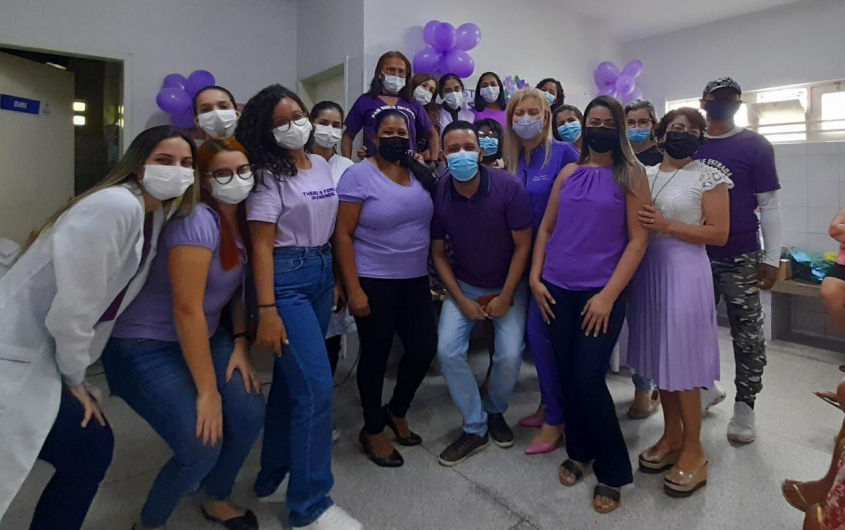 Profissionais da unidade de saúde na ação da campanha Agosto Lilás. Foto: Pam Dique Estrada