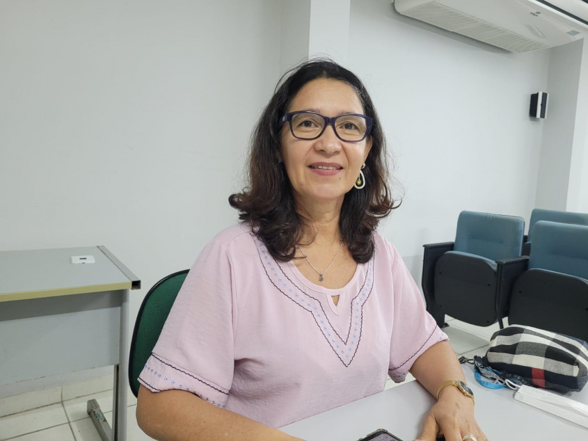 A técnica de enfermagem, Cláudia Correia, destacou a importância de transmitir o conhecimento aos cuidadores de idosos. Foto: Ascom SMS