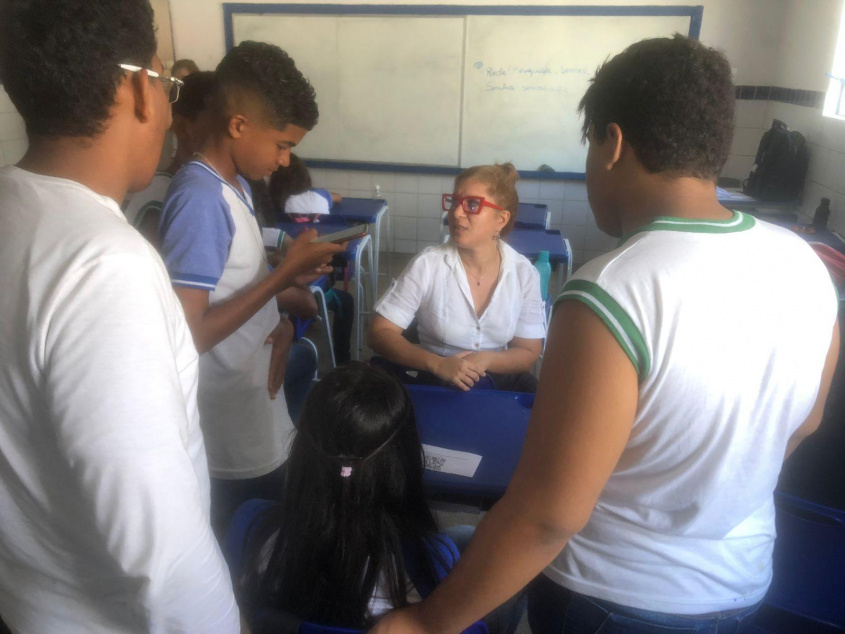 Técnica pedagógica Lorena Martins explica aos estudantes como responder o questionário da pesquisa. Foto: cortesia