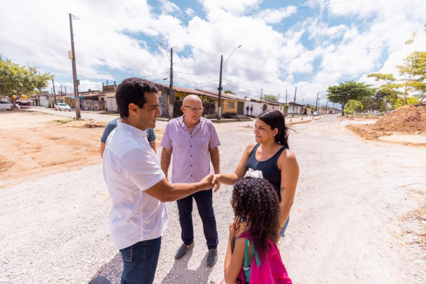 Prefeito em exercício de Maceió, Galba Novaes Netto, dialogou com moradores sobre os investimentos em infraestrutura na parte alta. Foto: Edvan Ferreira / Secom Maceió