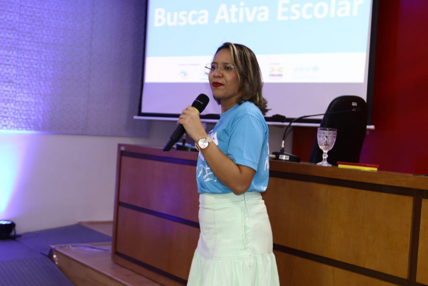 Klévia Delmiro, representante da UNDIME, coordenadora da Busca Ativa em Alagoas e palestrante. Foto: Vinicius Moreira/Ascom Semed