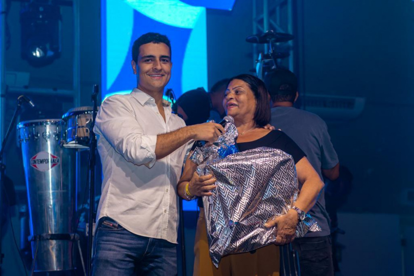 Prefeito JHC entregou as premiações sorteadas na abertura do Mês do Servidor. Foto: Itawi Albuquerque / Secom Maceió