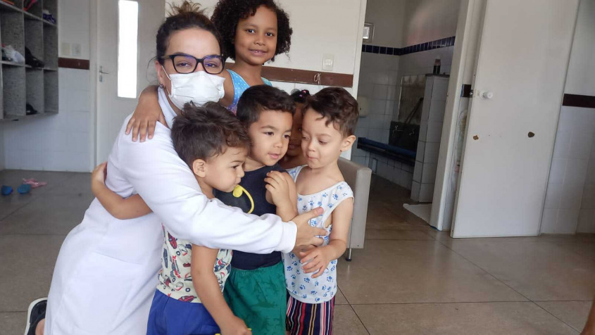 Roberta Rios, dentista do Estratégia de Saúde da Família em Maceió, e as crianças da creche. Foto: cortesia