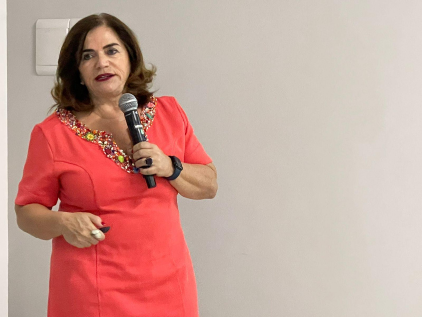 A nefrologista Maria Eliete Pinheiro falou aos presentes. Foto: Ascom SMS