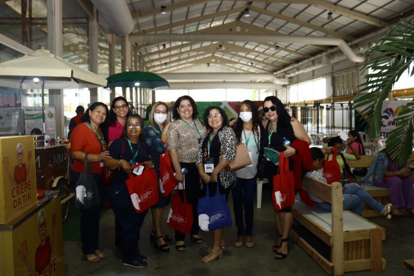 Servidoras da Semed visitando os estandes no 8º Conedu. Foto: Pedro Farias/Ascom Semed
