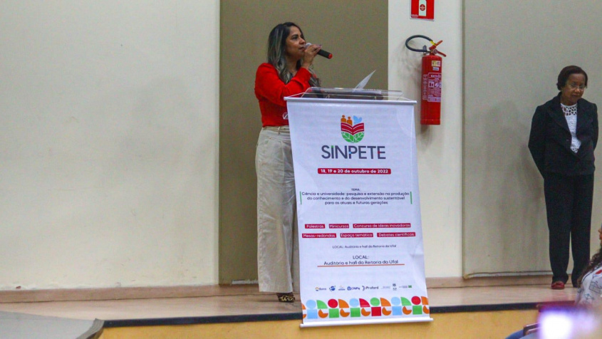 Técnica pedagógica da Semed, Vera Pontes, realizou o discurso de abertura. Foto: Ascom Semed