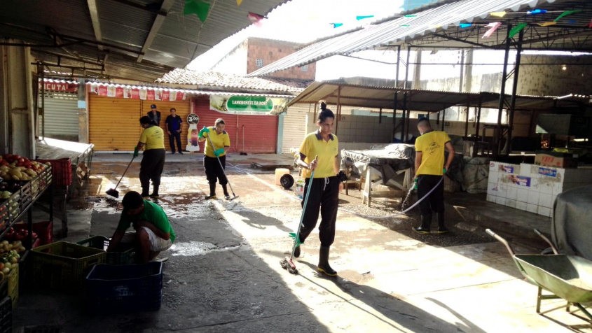 Equipes da Semtabes também realizaram lavagem na área da feira livre (Foto: cortesia)