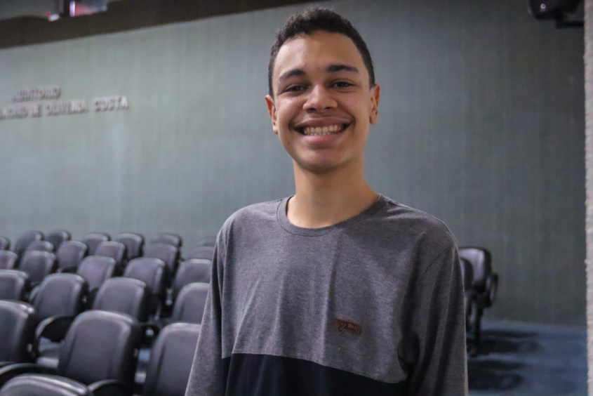 Matheus Walisson escreveu sobre bullyng e foi o vencedor da Escola Municipal Tradutor João Sampaio. Foto: Natália Luísa/Ascom Semed