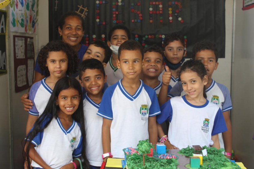 Professora Gilvânia Domingos com alunos da Escola Municipal César Augusto. Foto: Clara Canuto (estagiária)/Ascom Semed