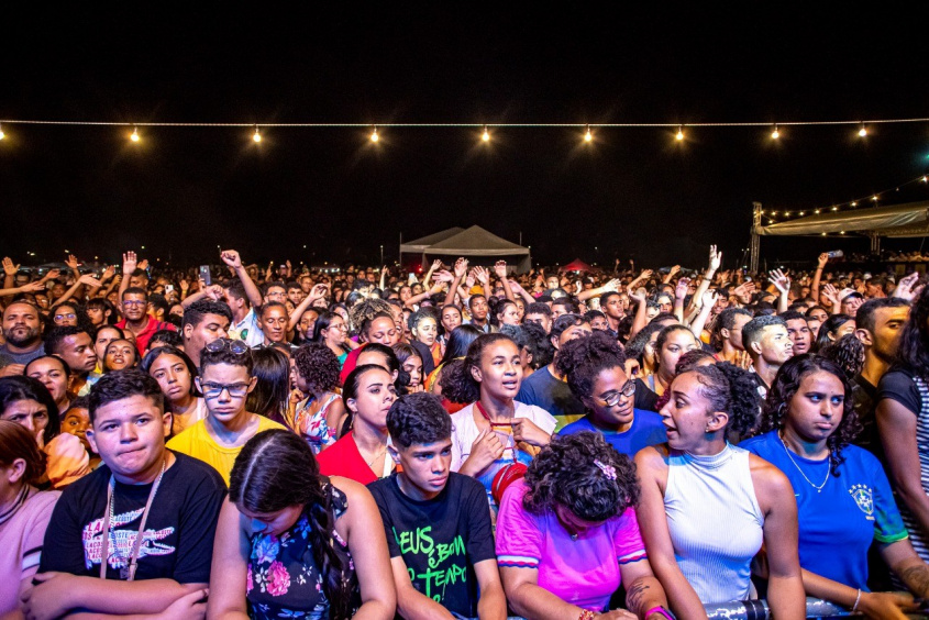 Multidão participou de shows artísticos. Foto: Célio Júnior / Secom Maceió