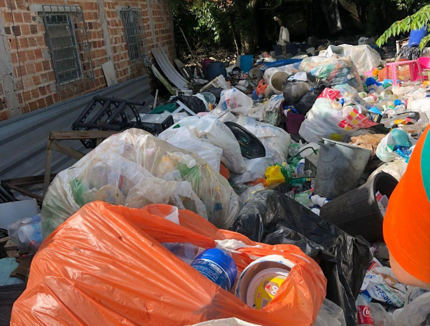 Volume de lixo na casa invadiu a calçada, possibilitando o surgimento de baratas, ratos e escorpiões. Foto: Cortesia