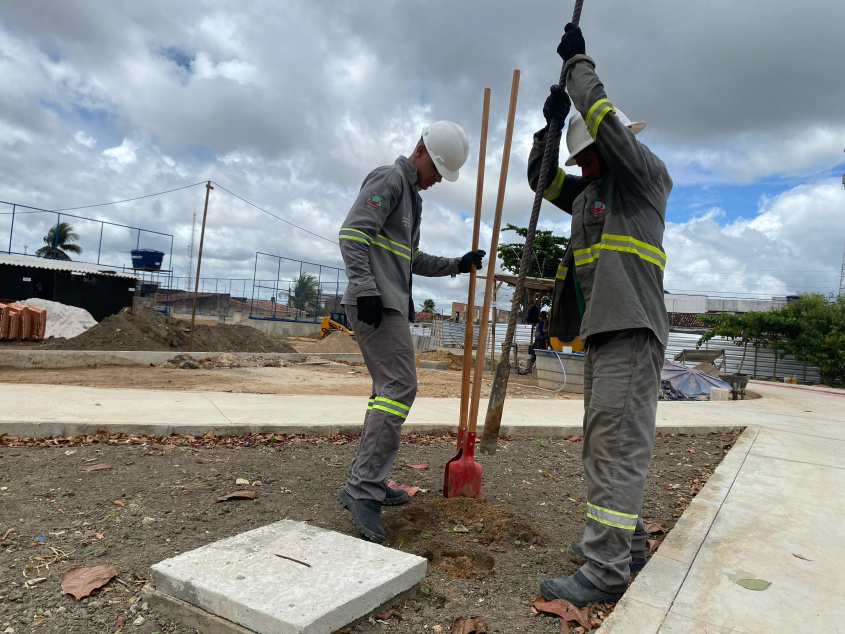 Técnicos da Ilumina realizam a escavação para implantação dos postes. Foto: Ascom Ilumina