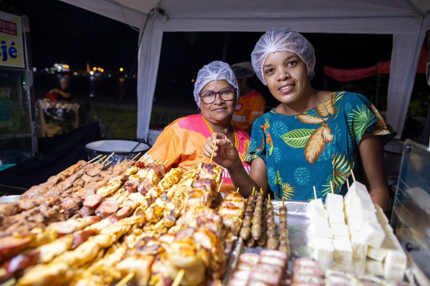 Bruna montou uma barraca para vender espetinhos variados e está animada com o festival. Foto: Alisson Frazão / Secom Maceió