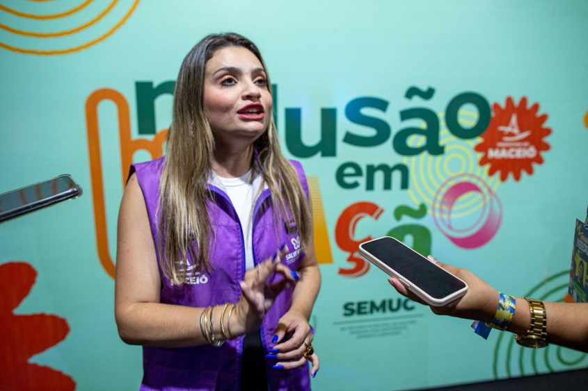 Ana Paula Mendes, secretária da Mulher, ressaltou iniciativa inédita contra crimes no evento. Foto: Alisson Frazão/Secom Maceió