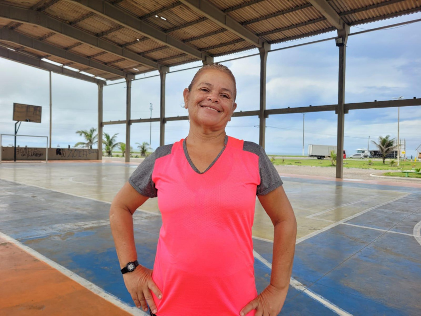 Dona Ariane Oliveira também participa do grupo e diz que o exercício físico mudou a sua vida para melhor. Foto: Ascom SMS