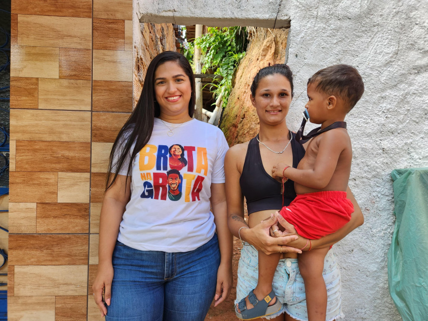 Coord. da Alurb, Karine Santos e Maria Ivanilda com o filho no colo. Foto: Ascom Segov