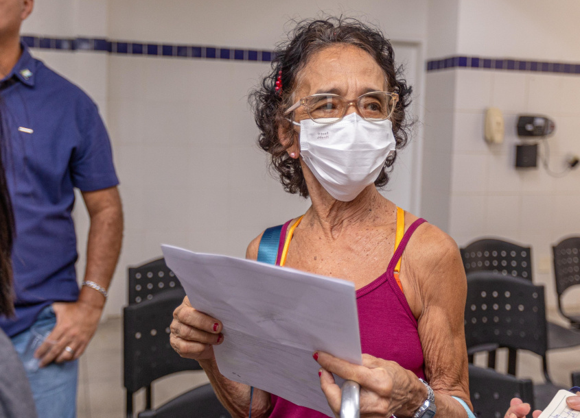 Dona Maria de Lourdes é moradora do Conjunto Henrique Equelman e aprova a reforma que foi realizada. Foto: Itawi Albuquerque - Secom Maceió.