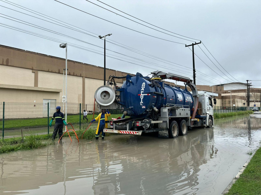 Mas nos dias de chuva, as equipes saem às ruas focadas na manutenção do sistema nos pontos de alagamentos da capital. Foto: Kailhane Amorim