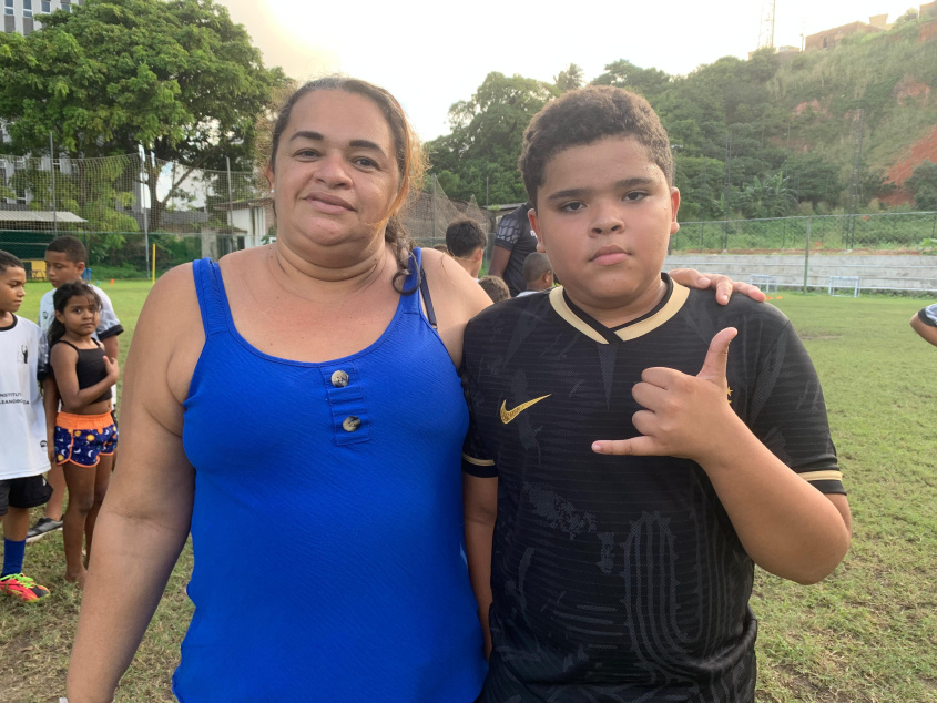 Davi Luca de 10 anos de idade ao lado da mãe, Elis Regina. Ambos conheceram o instituto nesta quinta (6). Foto: Shelton Melo/Ascom Semesp