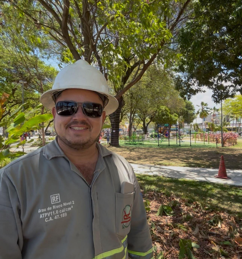 Lindovan dos Santos comemora poder contribuir com a iluminação do Natal de Maceió. Foto: Vinícius Rocha