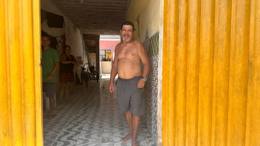 Morador do Benedito Bentes, Joaquim Luna comemorou a pavimentação da sua rua depois de 24 anos aguentando buracos, poeira e lama.  Foto: Ascom Seminfra