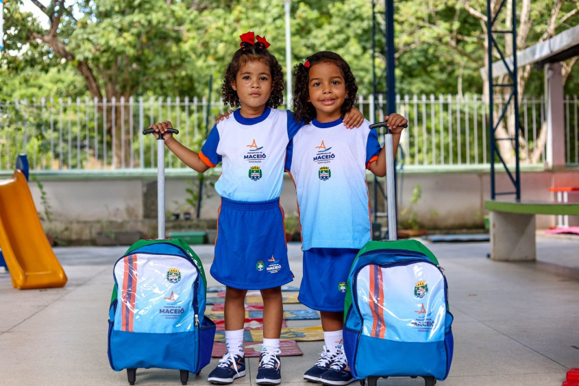 Estudantes receberam kits completos com calças, berburdas, blusas de mangas curtas e sem mangas, jaqueta, tênis, mochila e outros itens. Foto: Ascom Semed