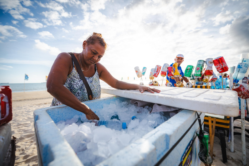 Cicera de Almeida afirma que é sendo ambulante que tira o sustento da sua família. Foto: Jonathan Lins / Secom Maceió