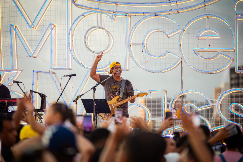 Com sua guitarra em mãos e carisma inconfundível, o artista fez todos cantarem e dançarem ao som de clássicos que marcaram gerações. Foto: Jonathan Lins / Secom Maceió