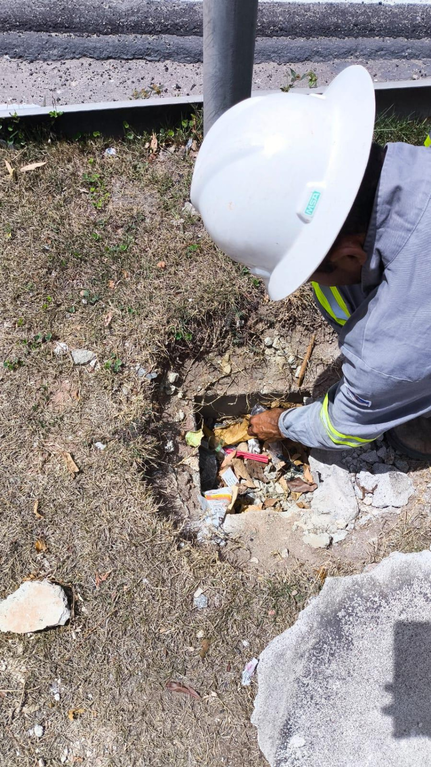 Pessoal da Ilumina atua na reposição dos cabos para restabelecer a iluminação pública na área dos furtos. Foto: Ascom Ilumina