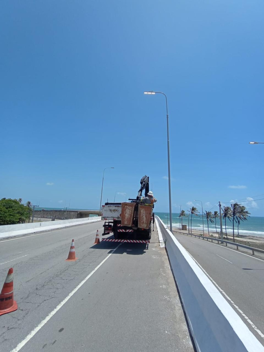 Ilumina realizou manutenção no viaduto da Ponte Divaldo Suruagy. Foto: Ascom Ilumina