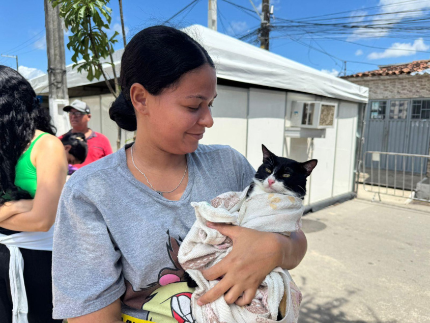 Paula Natalícia dos Santos leva pet para se vacinar. Foto: Ascom Segov