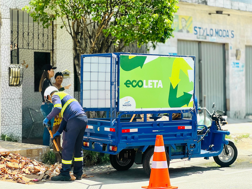 Ecoleta auxilia no recolhimento de resíduos. Foto: Crystália Tavares/ Ascom Alurb