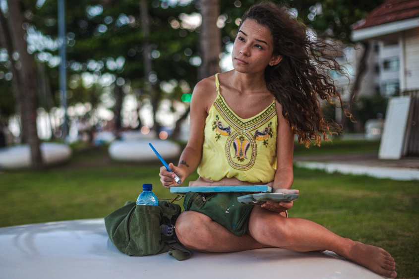 Maria das Graças é artista visual e busca inspiração nas paisagens naturais da orla.  Foto: Alisson