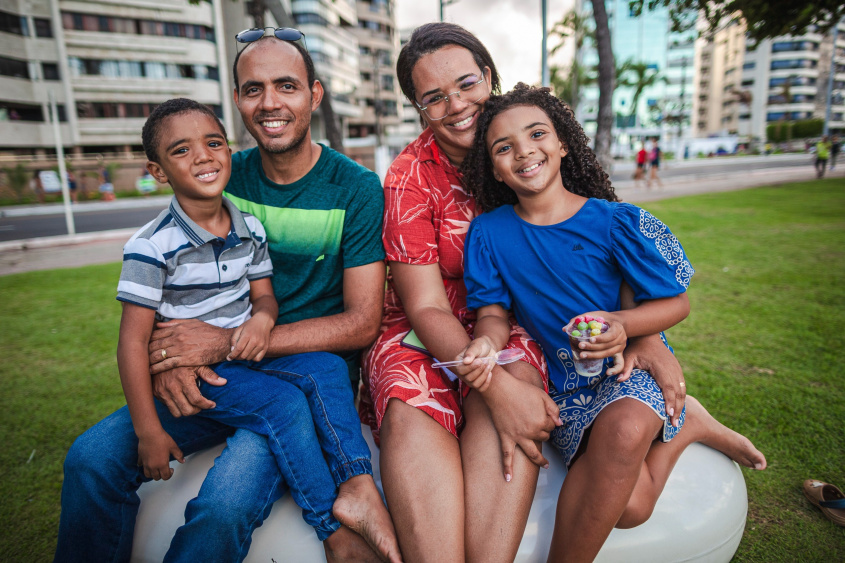 Moradores do São Jorge, Lana, o marido e os filhos aprovaram a nova área de convivência próxima ao Farol da Ponta Verde. Foto: Alisson Frazão