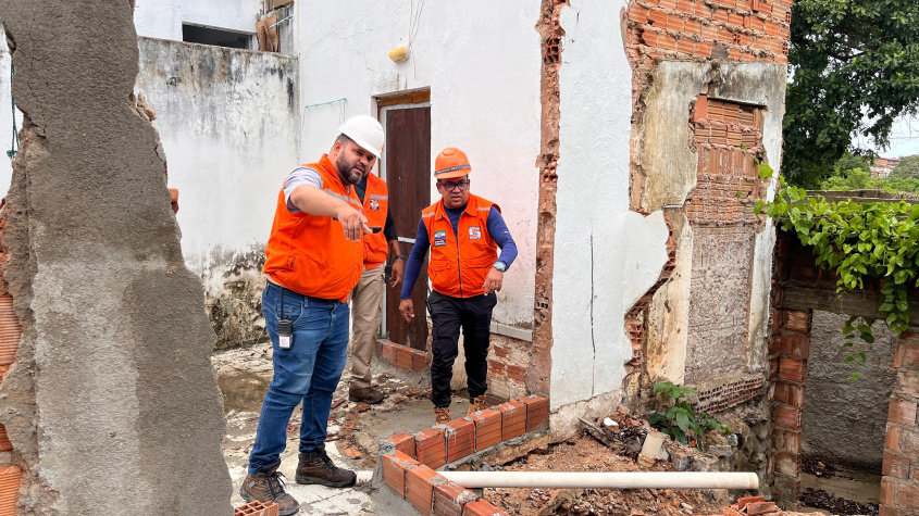 Ocorrência no bairro da Pitanguinha teve desmoronamento em área de difícil acesso. Imagens de drone auxiliaram os agentes. Foto: Ascom Defesa Civil de Maceió