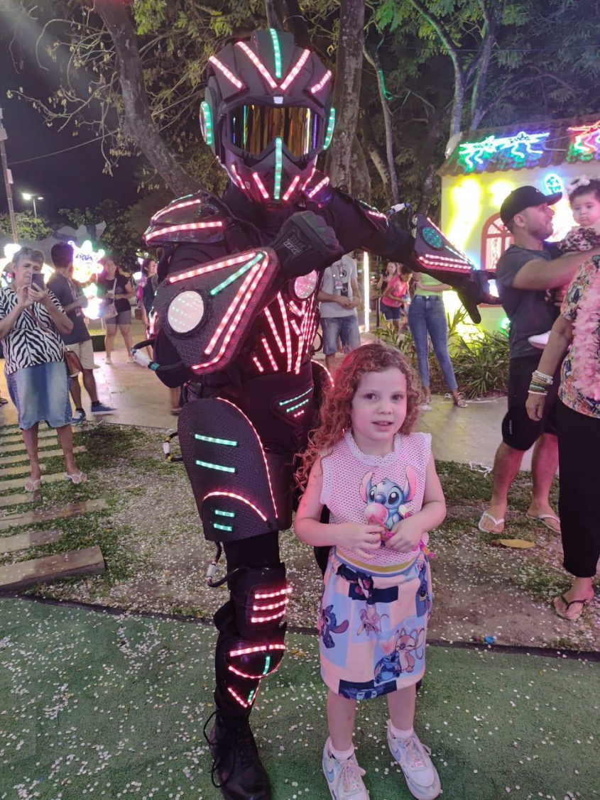 Antonella Cardoso brincou com o robô gigante na Vila de Carnaval. Foto: Arquivo Pessoal