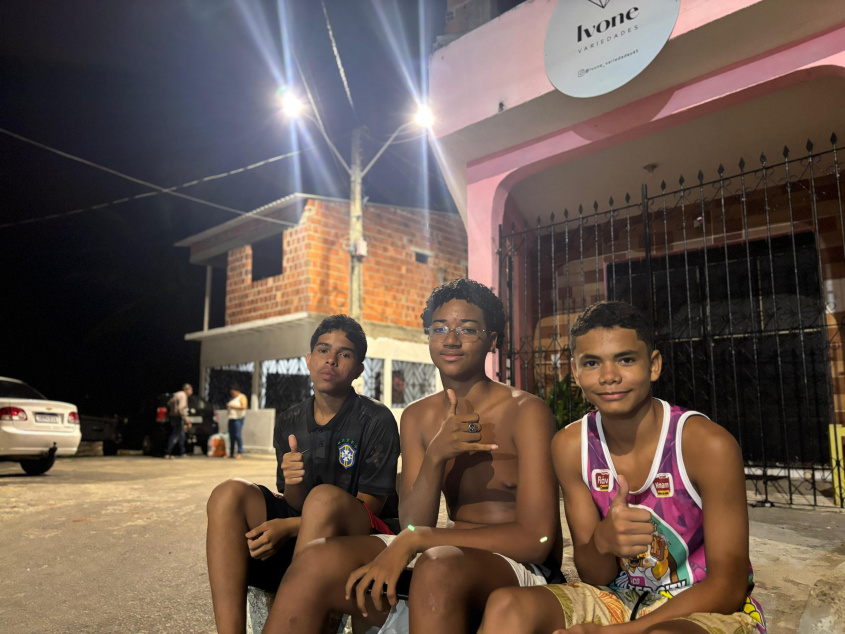 Jovens destacam melhorias da iluminação em LED na Vila Emater. Foto: Vinícius Rocha/ Ascom Ilumina