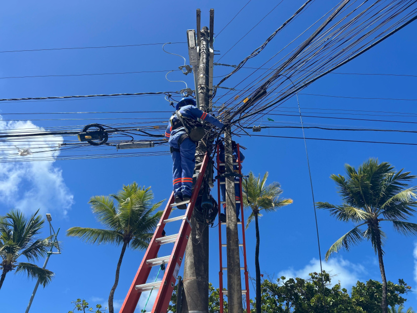 O acúmulo de cabos obsoletos nos postes representa riscos de curtos-circuitos, interferências na rede elétrica e até quedas. Foto: Débora Cândido