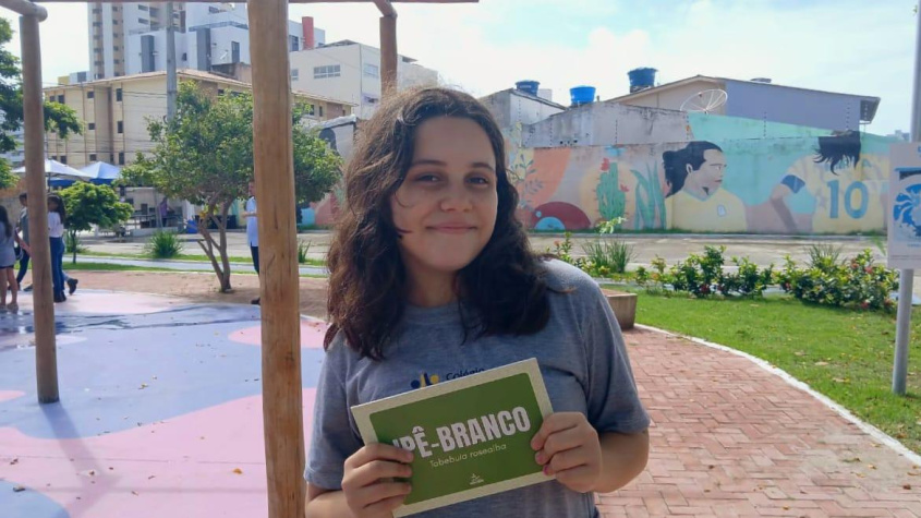 Sophia participou da ação e levou a plaquinha de identificação para a árvore que escolheu. Foto: Tháchyna Lorena/Ascom Alurb