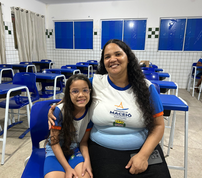 Eliane da Silva e a filha estudam na mesma escola. Foto: Alícia Flores/ Ascom Semed
